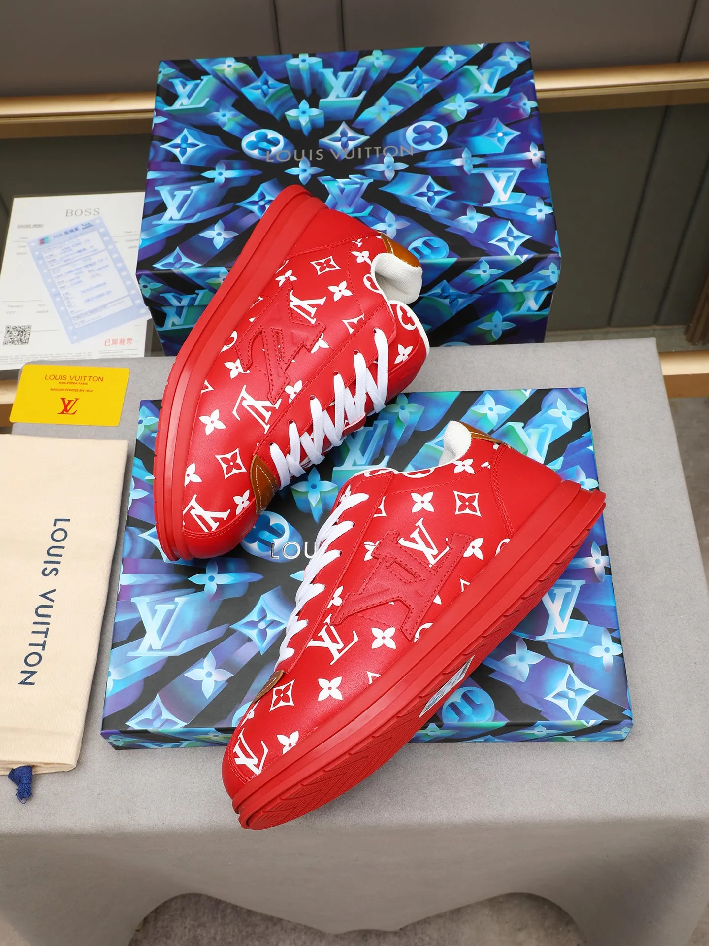 Men's Men's Shoes 💰500 LV Louis Vuitton L Jialu Brand Runner Tatic Series Thick-soled Casual Sports Shoes Running Shoes Original purchase, development, production This LV Runner Tatic sports shoe combines technical materials such as mesh fabric and ribbons to interpret the inspiration of traditional mountaineering shoes. LV letters are written on one side, the lariat buckle of the quick lacing system is embellished with Monogram flowers and Louis Vuitton logos, and the light and wear-resistant rubber outsole completes the whole. ▪️Fabric: Original imported cowhide + mesh ▪️Inner lining: Original customized breathable mesh ▪️Sole: Original open-molded anti-slip rubber combination material ▪️Size: Men's 40-44 (45 46 customized)